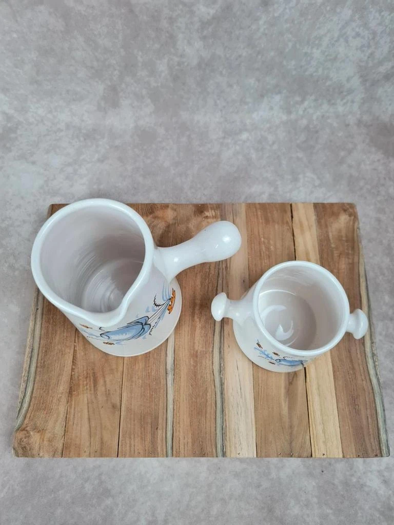Duo vintage signé Dompierre – cafetière et pot à lait en faïence décor bleu et orange – photo 4